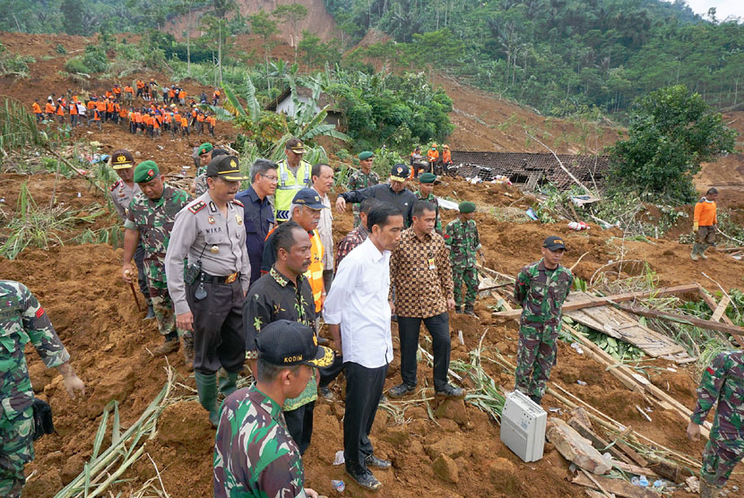 Presiden Joko Widodo meninjau lokasi bencana longsor di Dusun Jemblung, Desa Sampang, Kecamatan Karangkobar, Banjarnegara, Jawa Tengah, Ahad (14/12). (Antara/Idhad Zakaria)