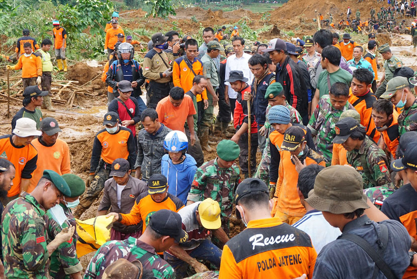 Presiden Joko Widodo meninjau lokasi bencana longsor di Dusun Jemblung, Desa Sampang, Kecamatan Karangkobar, Banjarnegara, Jawa Tengah, Ahad (14/12). (Antara/Idhad Zakaria)