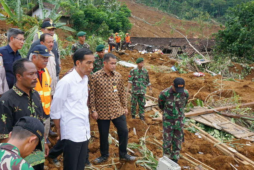 Presiden Joko Widodo meninjau lokasi bencana longsor di Dusun Jemblung, Desa Sampang, Kecamatan Karangkobar, Banjarnegara, Jawa Tengah, Ahad (14/12). (Antara/Idhad Zakaria)