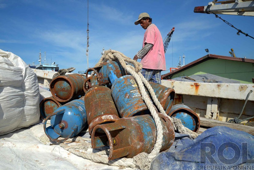  Pekerja melakukan bongkar muat tabung elpiji 12 kg di Pelabuhan Sunda Kelapa, Jakarta Utara, Senin (15/12).  (Republika/Yasin Habibi)