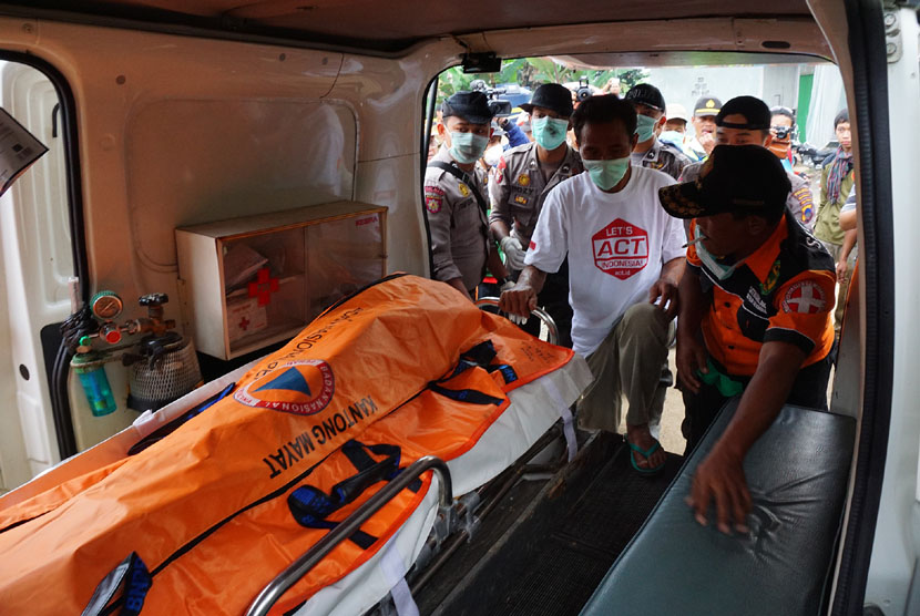  Sejumlah petugas membawa jenazah korban longsor yang telah diidentifikasi oleh pihak keluarga, di Dusun Jemblung, Desa Sampang, Kecamatan Karangkobar, Banjarnegara, Jateng, Senin (15/12).(Antara/Idhad Zakaria)
