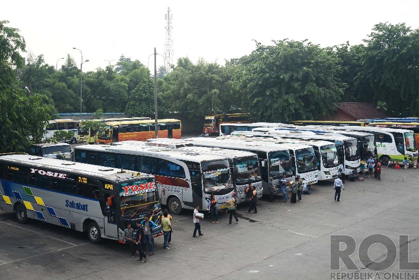   Suasana penumpang bus Antar Kota Antar Provinsi (AKAP) di Terminal Kampung Rambutan, Jakarta Timur, Selasa (16/12).  (Republika/Raisan Al Farisi)
