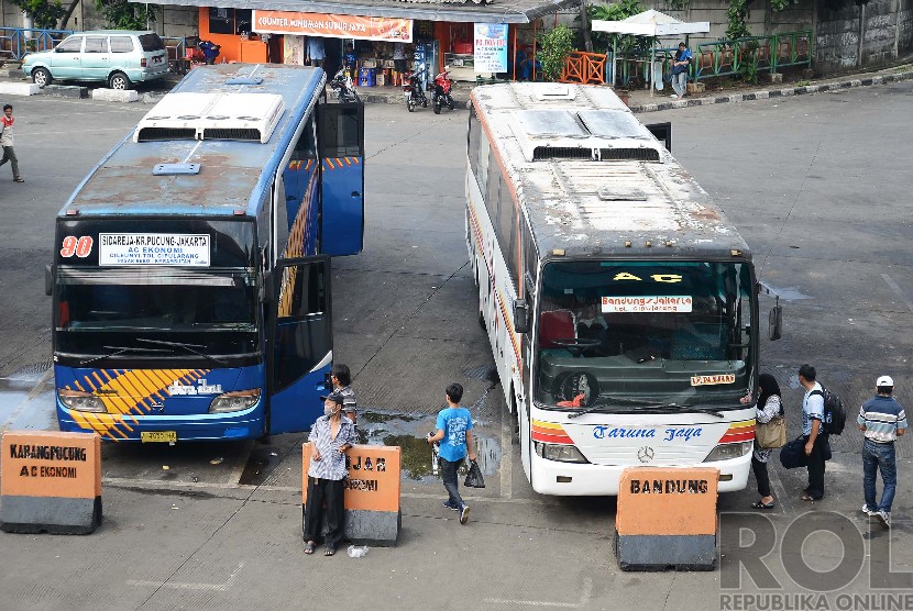   Suasana penumpang bus Antar Kota Antar Provinsi (AKAP) di Terminal Kampung Rambutan, Jakarta Timur, Selasa (16/12).  (Republika/Raisan Al Farisi)