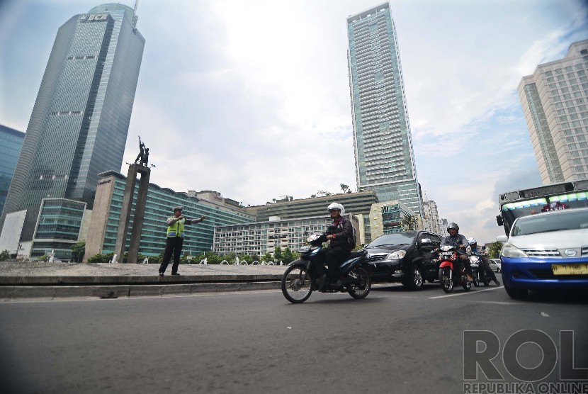  Anggota kepolisian mengatur lalu lintas di Bundaran HI, Jakarta Pusat, Selasa (16/12).   (Republika/Raisan Al Farisi)
