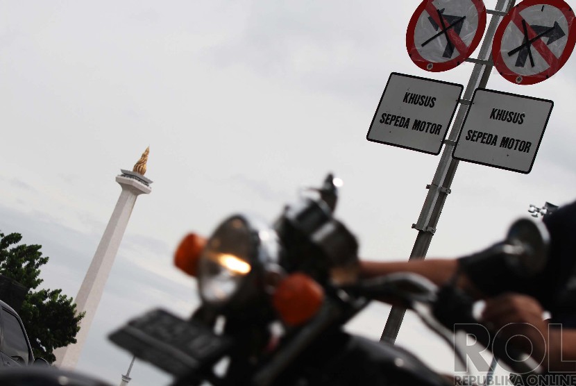  Rambu larangan belok untuk sepeda motor terpasang di persimpangan jalan menuju M.H Thamrin, Jakarta Pusat, Selasa (16/12).  (Republika/Raisan Al Farisi)