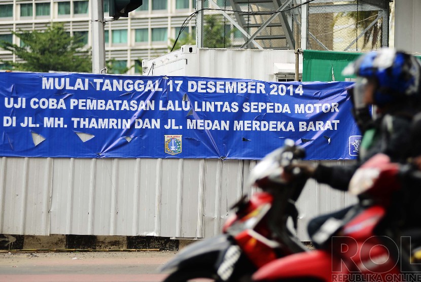   Spanduk uji coba larangan untuk sepeda motor terpasang di persimpangan jalan menuju M.H Thamrin, Jakarta Pusat, Selasa (16/12). (Republika/Raisan Al Farisi)