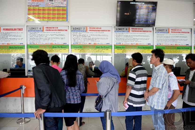   Calon penumpang membeli tiket kereta api di Stasiun Senen, Jakarta Pusat, Selasa (16/12). (Republika/ Wihdan)