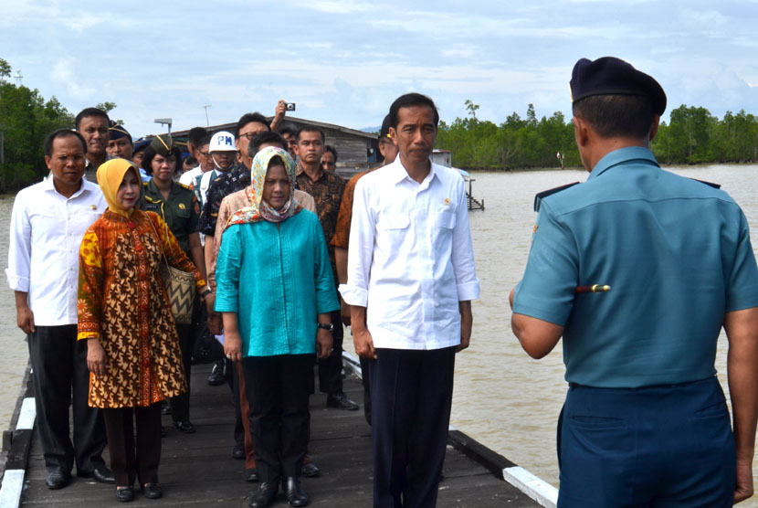  Presiden Joko Widodo (kedua kanan) didampingi ibu negara Iriana Joko Widodo  tiba Pos TNI AL Desa Sei Pancang Kecamatan Sebatik Utara, Kabupaten Nunukan, Kalimantan Utara, Selasa (16/12). (Antara/M Rusman)