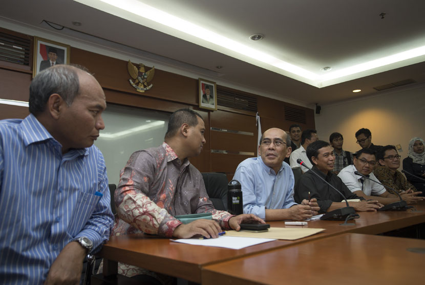 Ketua Tim Reformasi Tata Kelola Migas Faisal Basri (kedua kanan), memberi keterangan pers tentang pemanggilan petinggi Pertamina Energy Trading Ltd (Petral) di Kementerian ESDM, Jakarta, Rabu (17/12).(Antara/Rosa Panggabean)
