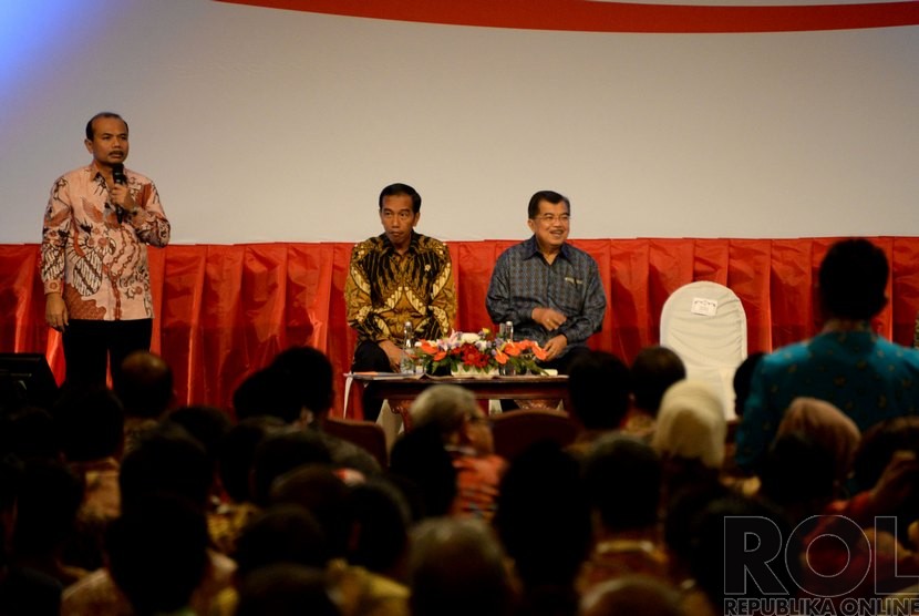   Presiden Joko Widodo (tengah) didampingi Wapres Jusuf Kalla (kanan) dan Menteri PPN/Kepala Bappenas Andrinof Chaniago (kiri), saat menghadiri Musrenbangnas di Gedung Bidakara, Jakarta, Kamis (18/12).   (Republika/Prayogi)