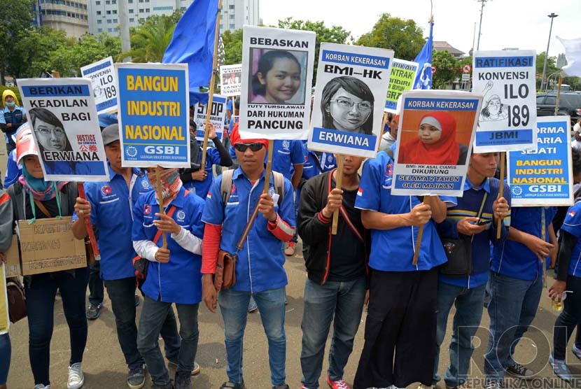   Pengunjuk rasa dari sejumlah elemen buruh melakukan aksi memperingati Hari Migran Internasional di Depan Istana Negara Jakarta, Kamis (18/12). (Republika/Yasin Habibi)