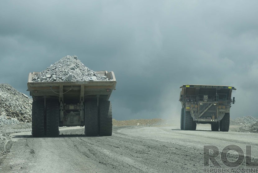  Dua buah dump truk, mengangkut bebatuan hasil tambang. (Republika/Raisan Al Farisi) (ilustrasi)