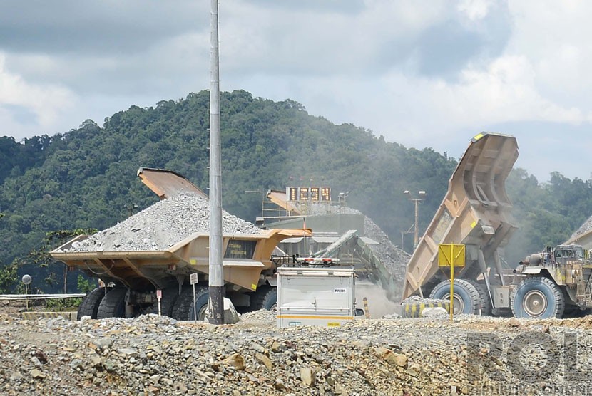  Sebuah dump truk, menyimpan bebatuan hasil tambang PT. Newmont Nusa Tenggara (NNT) di Areal Tambang Batu Hijau, Kecamatan Sengkongkang, Sumbawa Barat, Kamis (18/12).(Republika/Raisan Al Farisi)