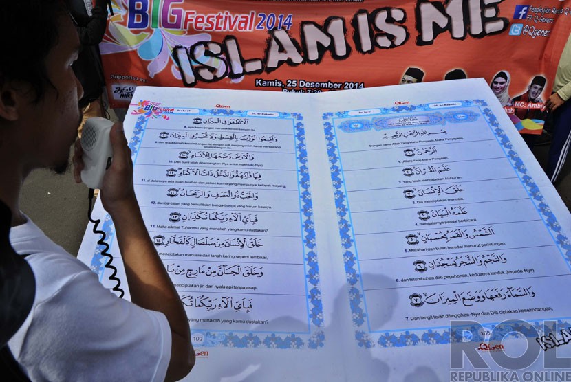  Warga yang tergabung dalam Quran Generation membaca Alquran Raksasa saat Car Free Day di Jakarta, Ahad (21/12). (Republika/Tahta Aidilla)