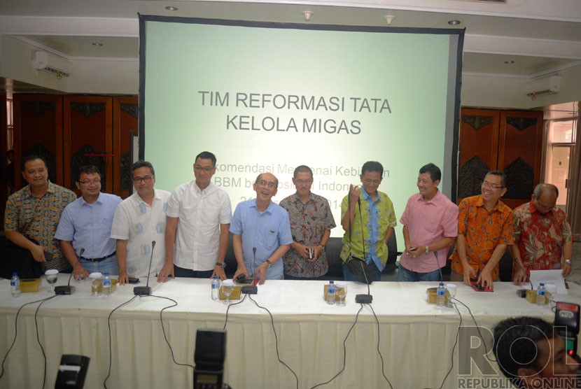   Ketua Tim Reformasi Tata Kelola Migas Faisal Basri (lima dari kiri), bersama anggota Tim Reformasi Tata Kelola Migas  memberikan keterangan pers mengenai komposisi sumber BBM di Indonesia di Kementrian ESDM, Jakarta, Ahad (21/12).(Republika/Yasin Habibi)