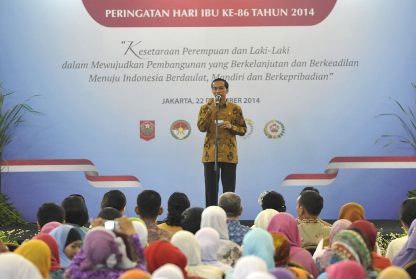 Presiden Joko Widodo menyampaikan pidato pada acara puncak Peringatan Hari Ibu ke-86 di Gelanggang Olahraga Ciracas, Jalan Raya Bogor, Jakarta Timur, Senin (22/12). (Antara/Andika Wahyu)