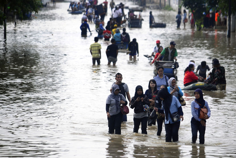  Sejumlah buruh pabrik dan warga menerobos banjir yang merendam kawasan industri di Jalan Mochammad Toha, Kabupaten Bandung, Jawa Barat, Senin (22/14). (Antara/Novrian Arbi)