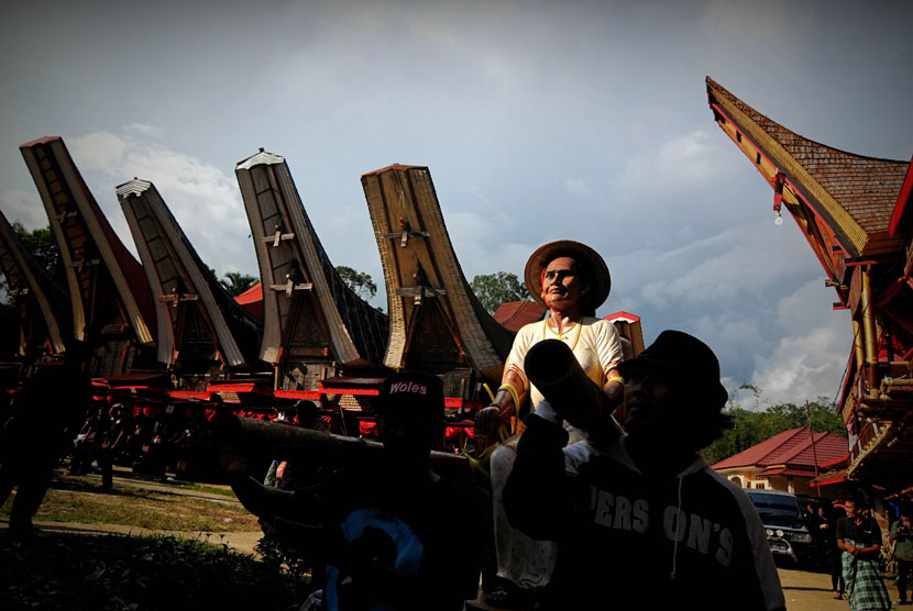  Sejumlah kerabat mengarak patung dan jenasah saat prosesi ma'palao di Sa'dan, Rantepao, Toraja Utara, Senin (22/12). (Antara/Zabur Karuru)