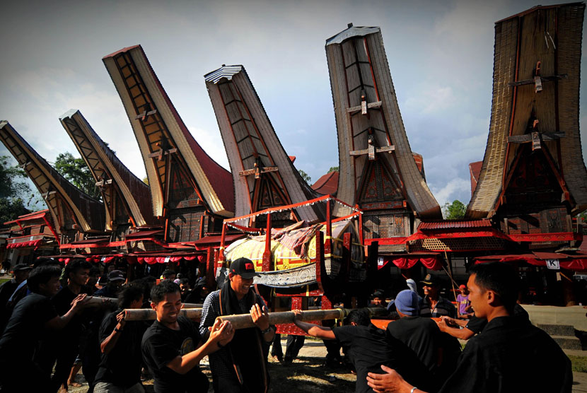  Sejumlah kerabat mengarak patung dan jenasah saat prosesi ma