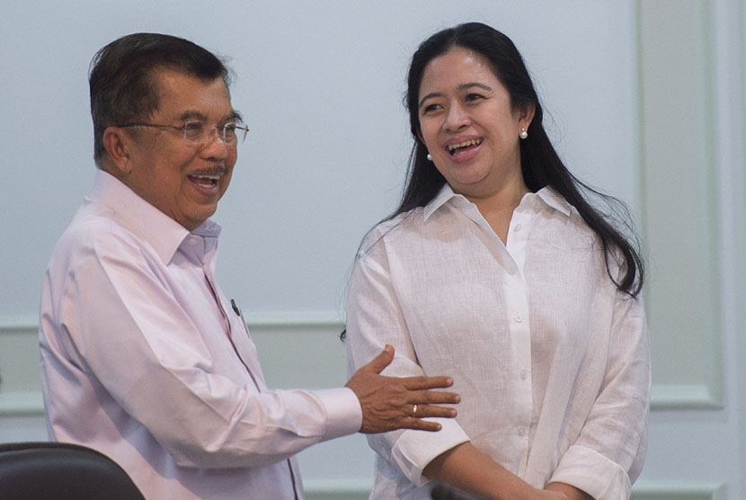    Wapres Jusuf Kalla (kiri) berbincang dengan Menko Pembangunan Manusia dan Kebudayaan Puan Maharani (kanan) sebelum sidang kabinet paripurna di Kantor Kepresidenan, Jakarta, Rabu (24/12).(Antara/Widodo S. Jusuf)