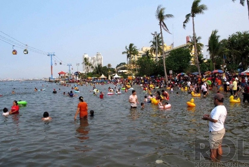 Warga Jakarta dan sekitarnya mengisi liburan dengan berenang di Pantai Festival Taman Impian Jaya Ancol (TIJA), Jakarta, Kamis (25/12). (Republika/Agung Supriyanto)