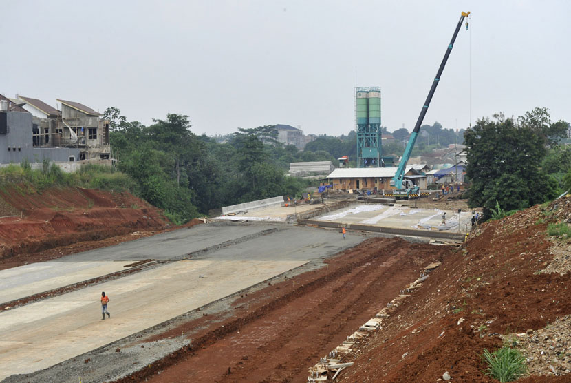   Pekerja beraktivitas di lokasi proyek tol Cinere-Jagorawi (Cijago) seksi dua di Kampung Sugutamu, Sukmajaya, Cimanggis, Depok, Jabar, Kamis (25/12). (Antara/Andika Wahyu)