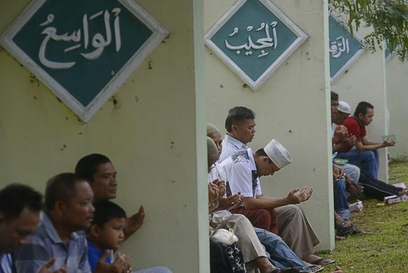 Renungan dan doa bersama di pemakaman massal korban tsunami Ule Lheu, Banda Aceh. (Antara/Fanny Octavianus)