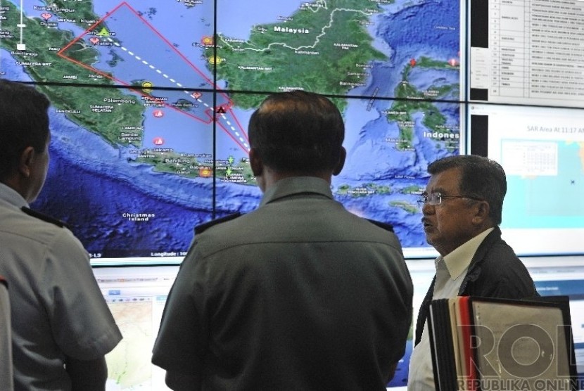   Wapres Jusuf Kalla memantau proses pencarian pesawat AirAsia QZ 8501 yang hilang kontak di Pusat Informasi Basarnas Jakarta, Ahad (28/12). (Republika/Edwin Dwi Putranto)