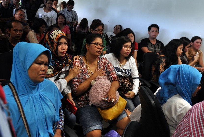   Keluarga penumpang pesawat Air Asia  penerbangan QZ 8501 menunggu kepastian nasib keluarganya di Crisis Center Center Air Asia  di Terminal 2 Bandara Juanda Surabaya di Sidoarjo, Jawa Timur, Ahad (28/12). (Antara/Suryanto)