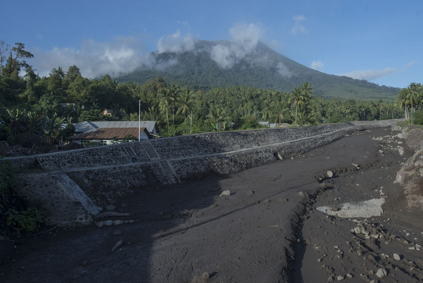  Pemandangan Gunung Gamalama di Kota Ternate, Maluku Utara, Ahad (28/12).  (Antara/Widodo S. Jusuf)