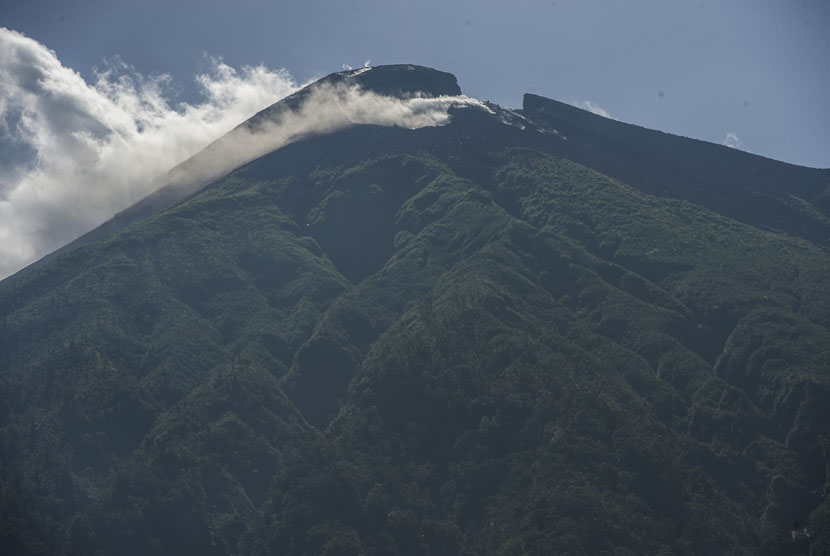 Puncak Gunung Gamalama mengeluarkan asap solfatara terlihat di Ternate, Maluku Utara, Ahad (28/12).  (Antara/Widodo S. Jusuf)