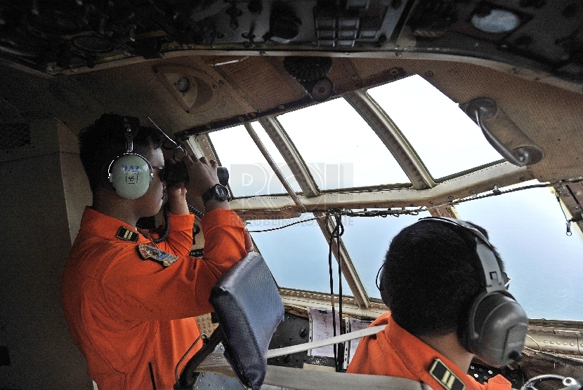  Personil TNI AU melakukan proses pencarian pesawat AirAsia QZ8501 dari pesawat Hercules diatas perairan Belitung Timur, Senin (29/12). (Republika/Edwin Dwi Putranto)