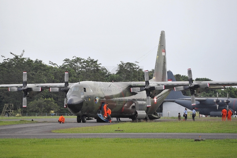   Personil TNI AU menyiapkan pesawat Hercules sebelum proses pencarian pesawat AirAsia QZ8501 diatas perairan Belitung Timur, Senin (29/12). (Republika/Edwin Dwi Putranto)