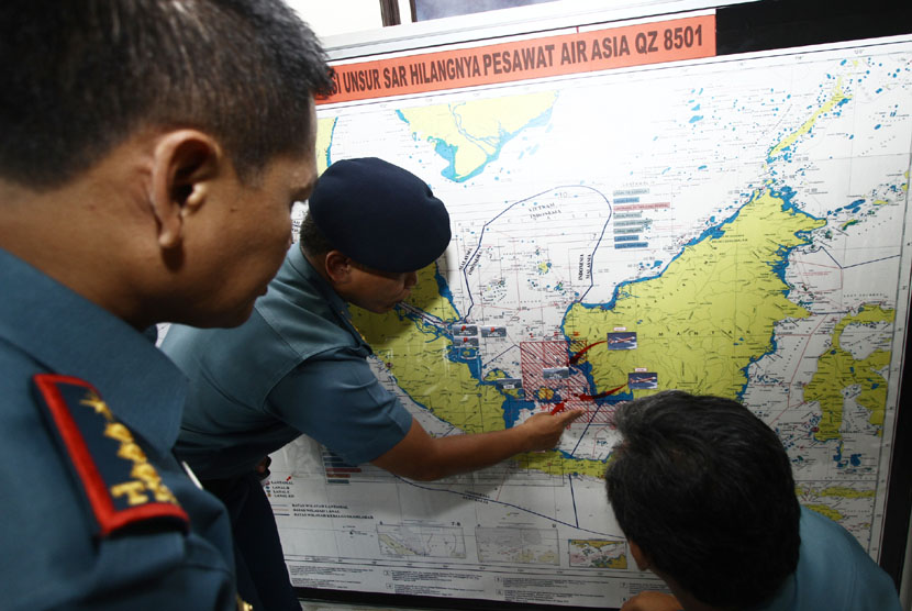   Personil TNI AL memonitor pergerakan KRI, dan unsur bantuan asing yang terlibat pada operasi SAR Air Asia di Lanal Batam, Senin (29/12). (Antara/Joko Sulistyo)