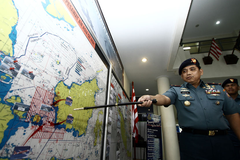   Komandan SAR TNI AL, Laksma Abdul Rasyid menjelaskan peta operasi SAR Air Asia di Lanal Batam, Senin (29/12).  (Antara/Joko Sulistyo)