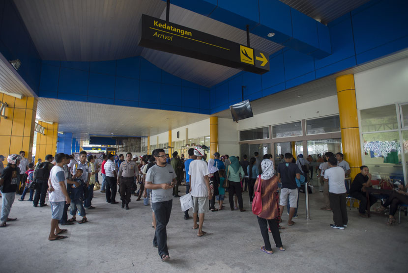 Sejumlah penumpang dan penjemput berada di terminal kedatangan Bandara Sultan Babullah, Ternate, Maluku Utara, Senin (29/12). (Antara/Widodo S. Jusuf)