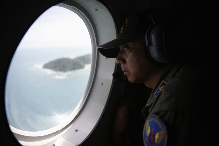   Awak pesawat TNI AL mengamati kawasan yang diduga lokasi jatuhnya pesawat Air Asia QZ 8501 di utara Pulau Bangka, Selasa (30/12).