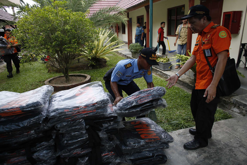  Petugas Basarnas menyiapkan kantung jenazah untuk evakuasi korban penumpang AirAsia QZ 8501, di Pangkal Pinang, Bangka, Selasa (30/12). (REUTERS/Darren Whiteside)
