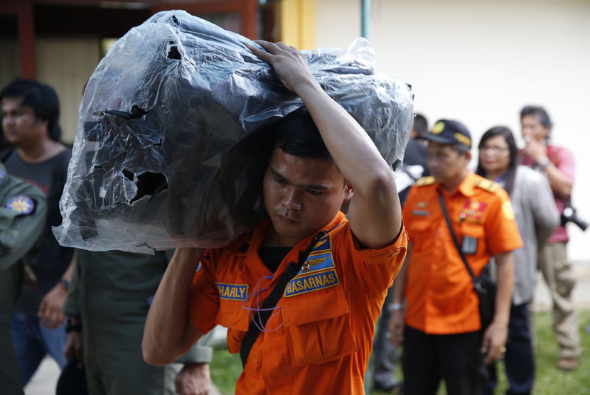  Petugas Basarnas menyiapkan kantung jenazah untuk evakuasi korban penumpang AirAsia QZ 8501, di Pangkal Pinang, Bangka, Selasa (30/12). (REUTERS/Darren Whiteside)