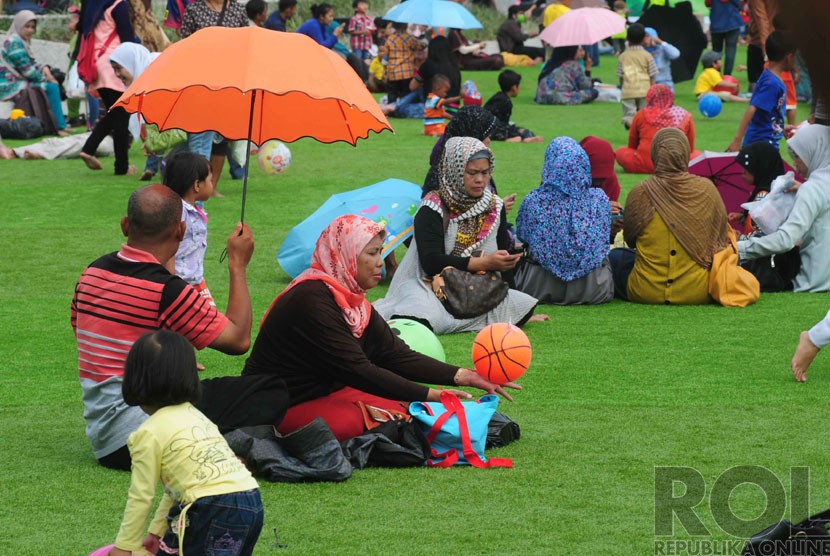  Sejumlah warga mengunjungi taman alun-alun Kota Bandung, Jalan Asia Afrika, Selasa(30/12).  (foto: Septianjar Muharam)