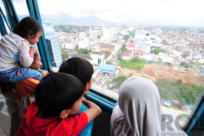  Warga menikmati pemandangan kota dari menara kembar Masjid Raya Bandung (ilustrasi). Untuk sementara ini, menara kembar di Masjid Raya Bandung ditutup untuk umum.