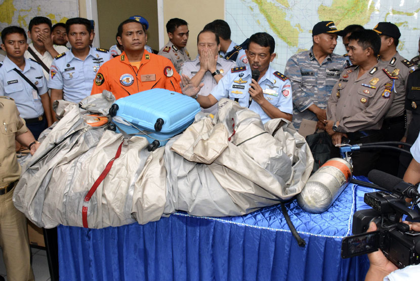 Serpihan pesawat Air Asia QZ 8501  yang berhasil ditemukan dan diangkut ke Pangkalan Bun, Kalteng, Selasa (30/12).