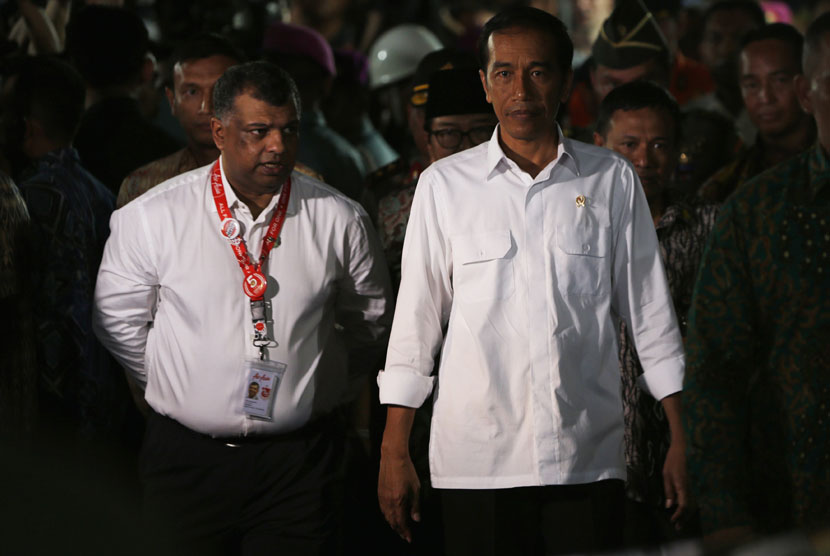 Presiden Joko Widodo didampingi CEO Tony Fernandes saat bertemu keluarga korban pesawat AirAsia QZ 8501 di Bandara Internasional Juanda,Surabaya, Selasa (30/12).
