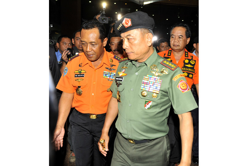  Panglima TNI Jenderal TNI Moeldoko (kanan) didampingi Kepala Basarnas Marsekal Madya TNI FHB Soelistyo (kiri) saat tiba untuk berkoordinasi di Jakarta, Selasa (30/12). (Antara/Puspa Perwitasari)