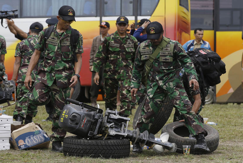  Para penyelam prajurit TNI AL menyiapkan peralatan mereka sebelum melaksanakan operasi evakuasi jenazah korban jatuhnya pesawat AirAsia QZ8501, di Lanud TNI AU Iskandar Pangkalan Bun, Kalteng, Rabu (31/12).  (AP/Achmad Ibrahim)