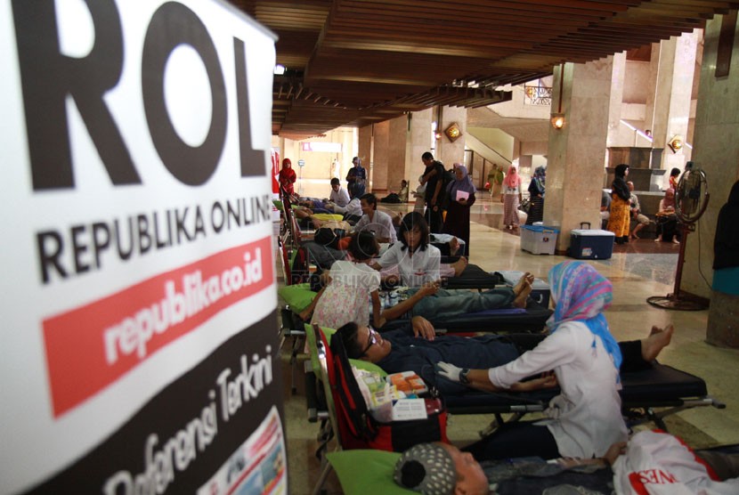   Sebanyak lebih dari seratus orang mengikuti acara donor darah dalam rangkaian acara Zikir Nasional Republika 2014 di Masjid Agung At-Tin, Jakarta, Rabu (31/12). (Republika/Adjie Sambogo)