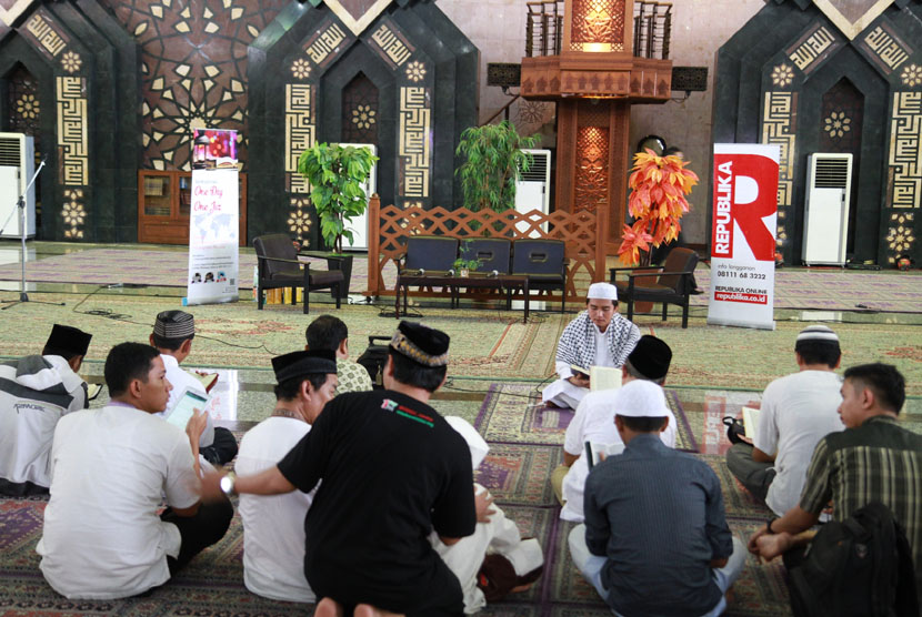   Peserta khataman Alquran dari komunitas ODOJ (One Day One Juz) di Masjid Agung At-Tin, Jakarta, Rabu (31/12). (Republika/Adjie Sambogo)