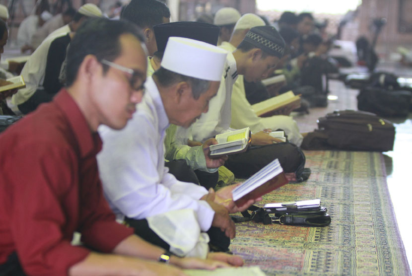  Peserta khataman Alquran dari komunitas ODOJ (One Day One Juz) di Masjid Agung At-Tin, Jakarta, Rabu (31/12). (Republika/Adjie Sambogo)