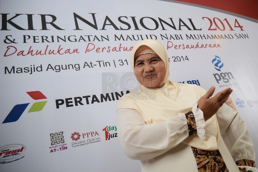 Ustazah Mamah Dedeh sebelum menyampaikan tausiyah pada acara Dzikir Nasional 2014 di Masjid Agung At-Tin, Rabu (31/12).  (Republika/Raisan Al Farisi)