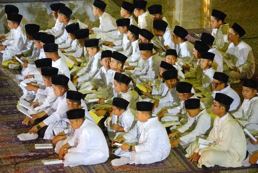  Santri PPPA Darul Quran melantunkan Shalawat Nabi dalam acara Dzikir Nasional 2014 di Masjid At-Tin, Jakarta, Rabu (31/12).  (Republika/Yasin Habibi)